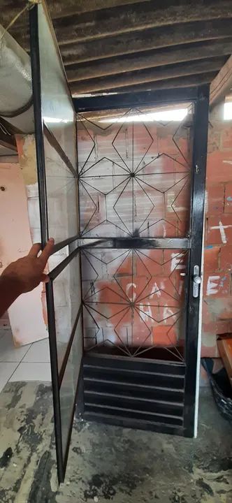 Porta de ferro com grade 80cm em ótimo estado - Foto 2