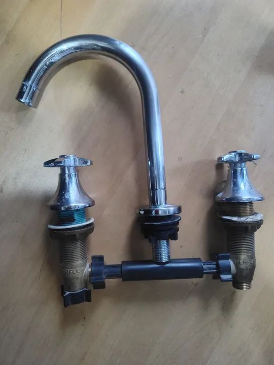 Vendo 2 pares de torneira misturador Ótimo estado  - Foto 4