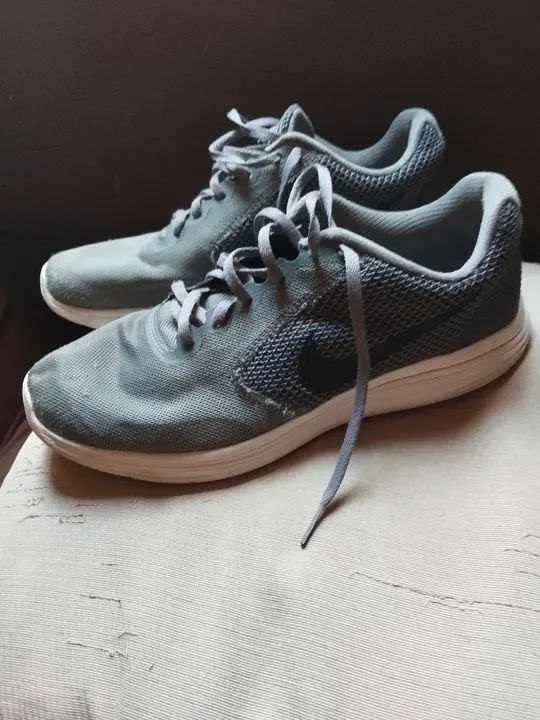 Tênis Nike Revolution 3 cinza Tam 40 26,5cm em bom estado sem rasgos - Foto 4