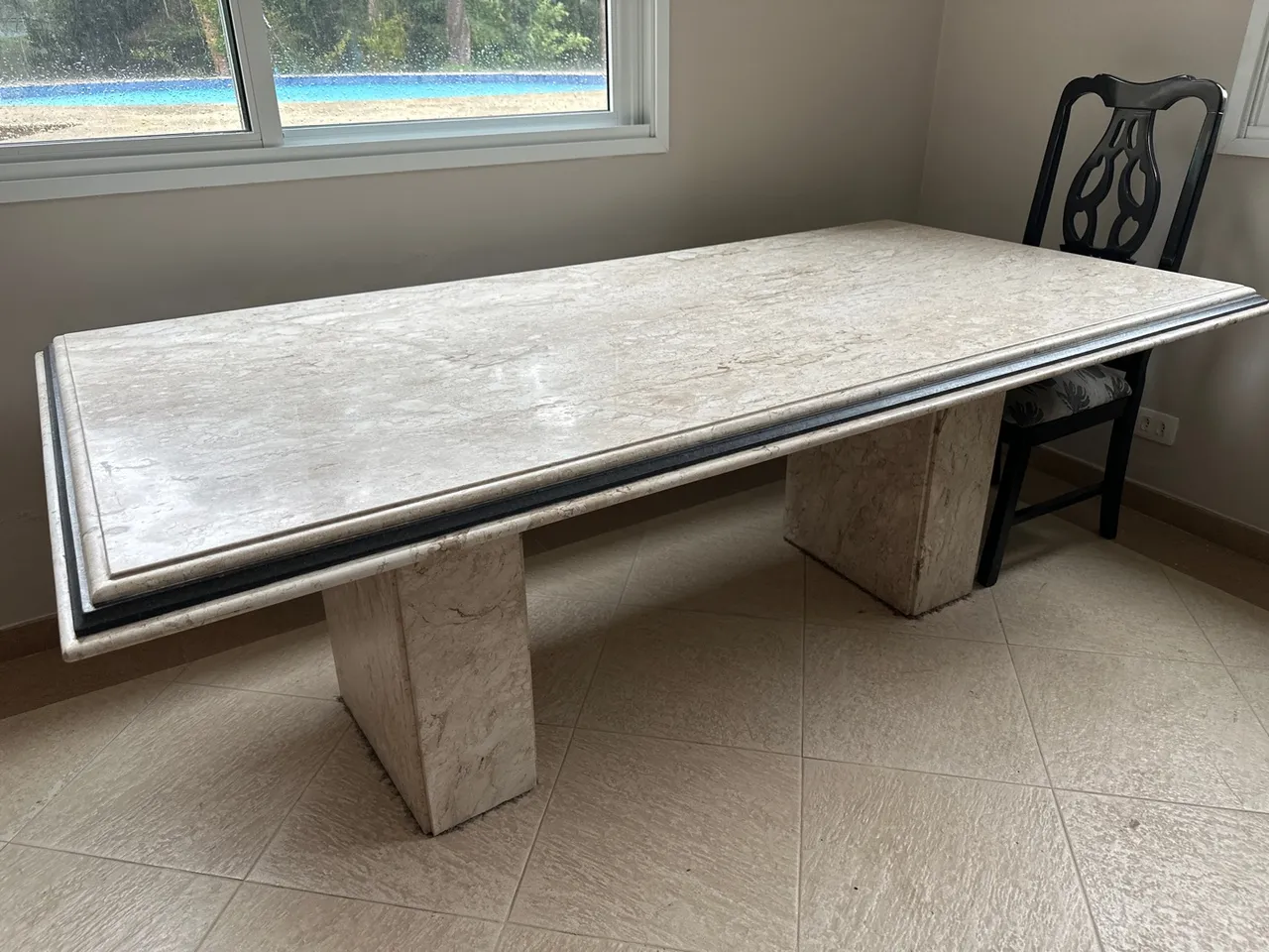 Mesa de mármore com 8 cadeiras estofadas