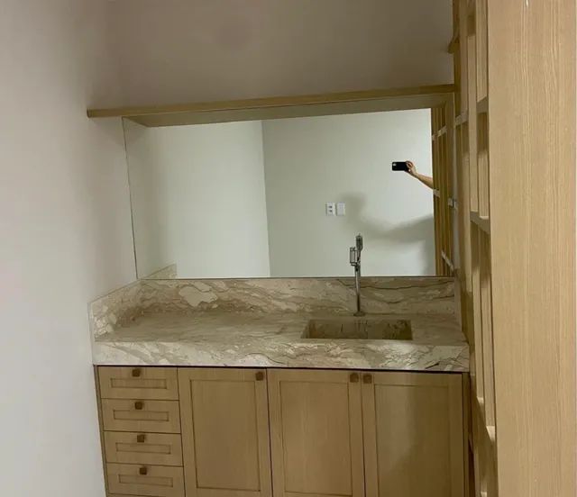 Pia esculpida de mármore travertino + armário 