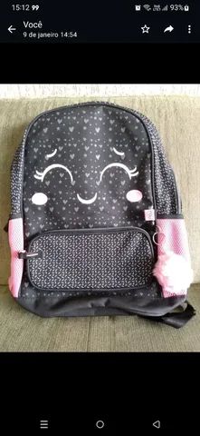 Mochila de carinha com chaveiro pompom