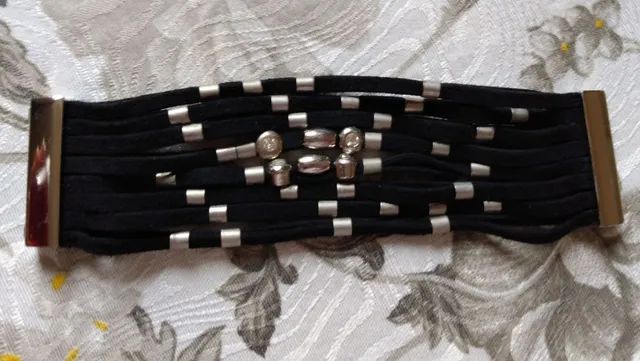Bracelete de tecido com berloques prata - Foto 2