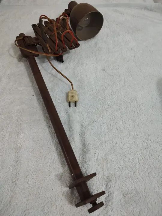 Antiga luminária pantográfica de mesa em metal marrom. - Foto 3