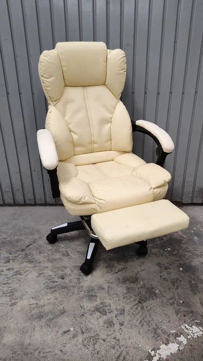 Cadeira Presidente Bege e com Apoio de Pedal Usada