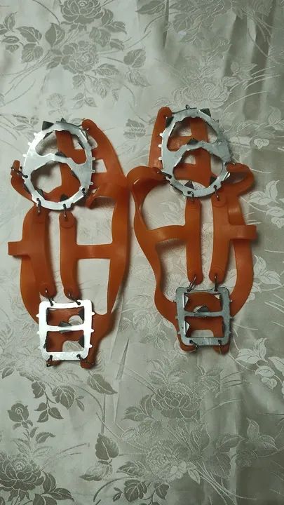 Dois pares de crampos para neve crampons