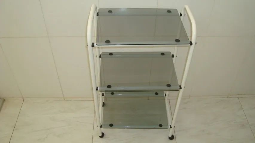 Estante / Rack Multiuso tubular com prateleiras de vidro e rodízios - Foto 2