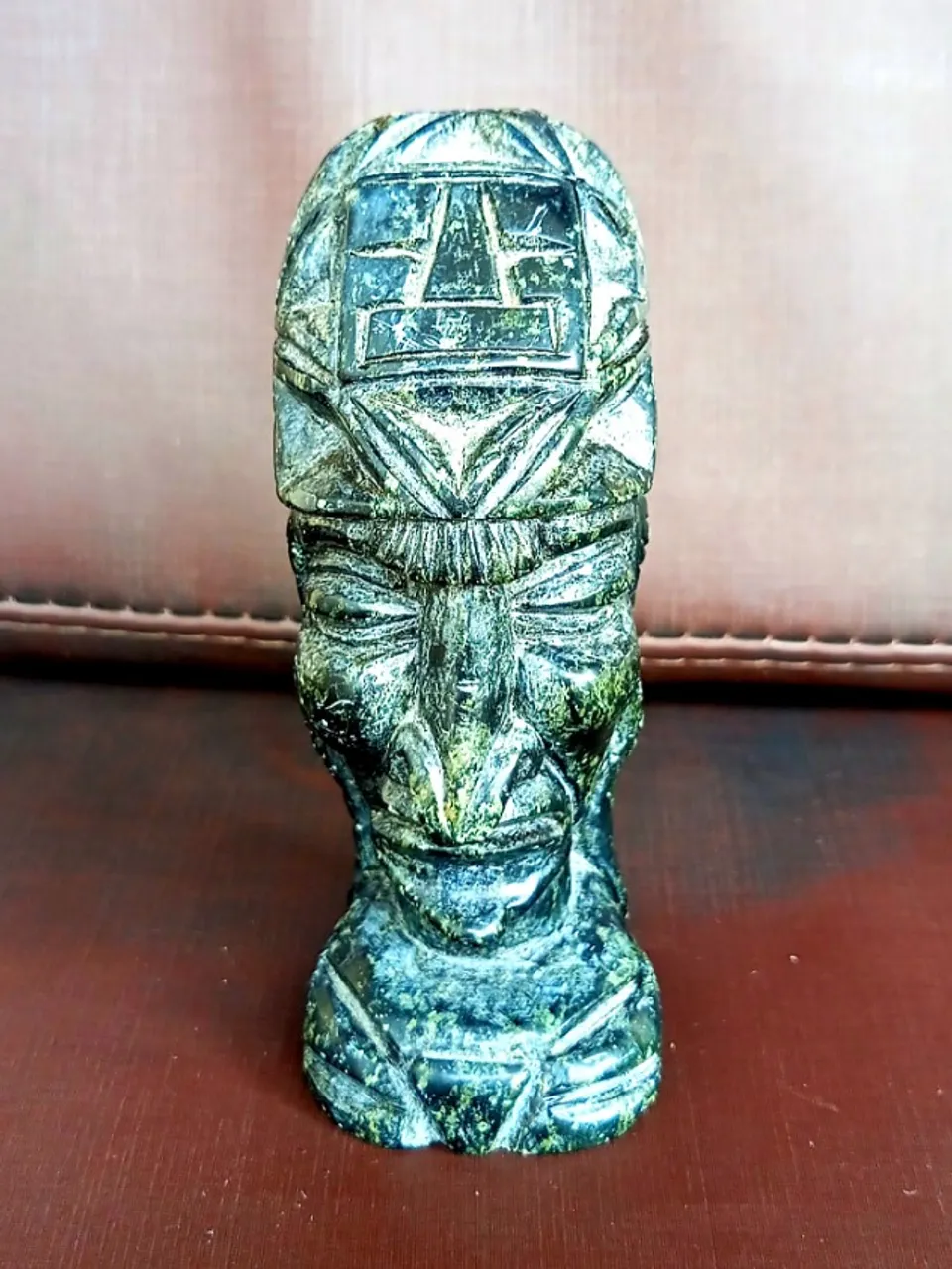 Escultura em pedra de cabeça de índio em estilo Inca