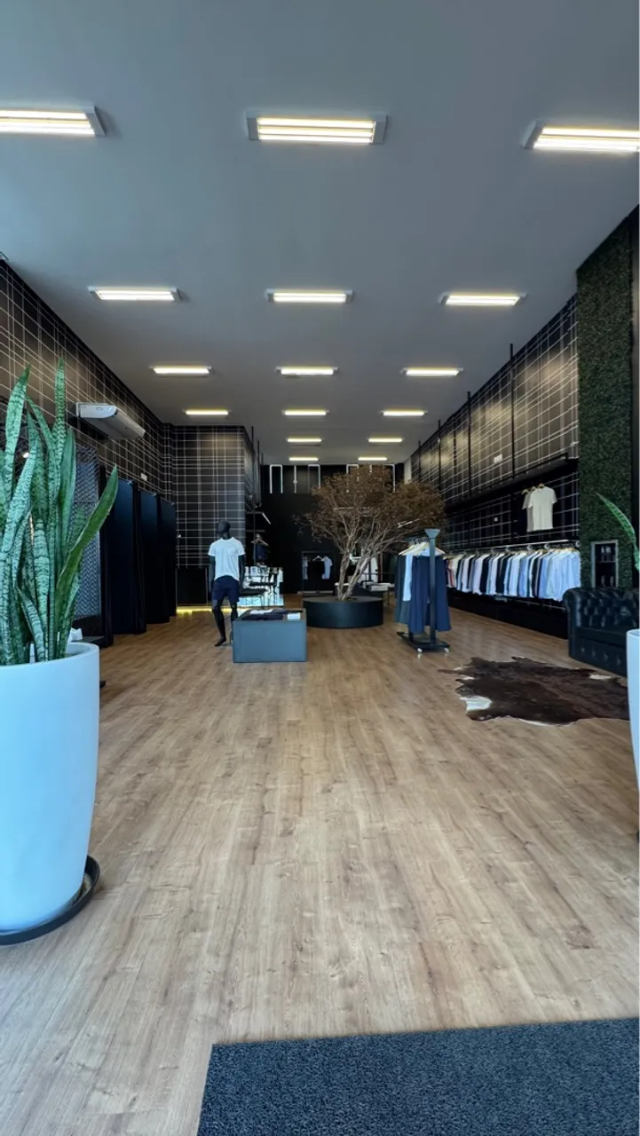 Loja de roupa masculina a venda
