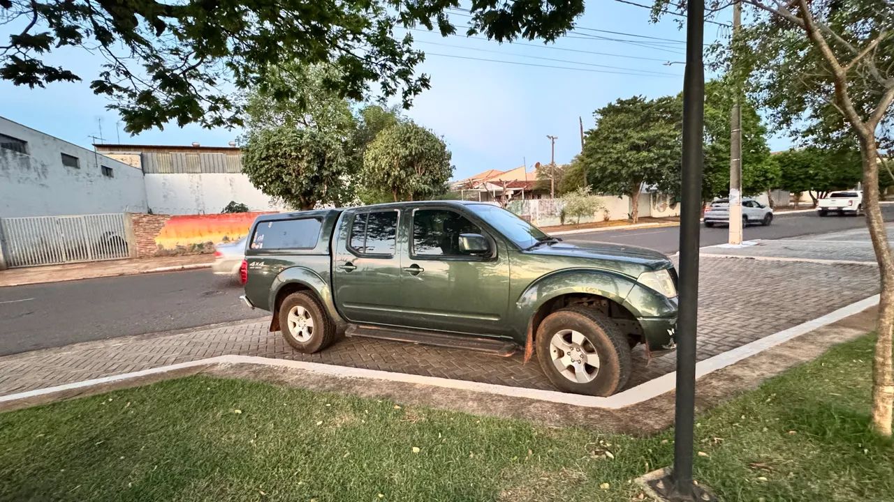Nissan Frontier XE CD 4X4 2.5 TB Diesel 2013 - Foto 4