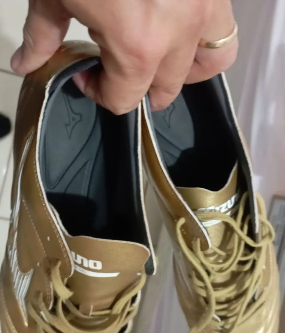 CHUTEIRA MIZUNO MORELIA N°43 DOURADA - Foto 4