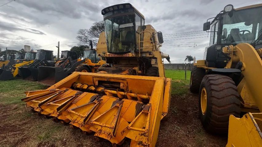 Vende-se Colheitadeira New Holland 8055 Gabinada ano: 1988 - Foto 5