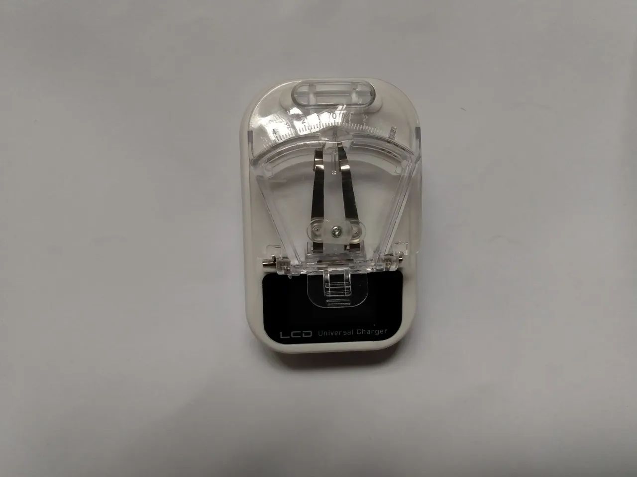 Carregador Universal LCD USB  usado funcionado.