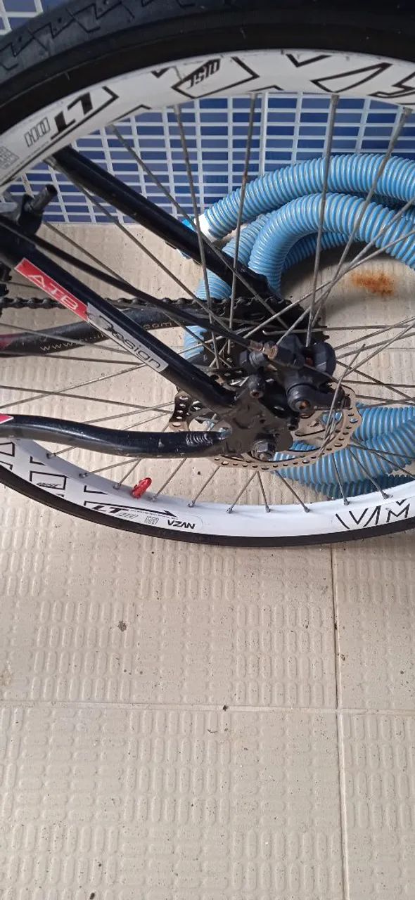 Linda e ótima Bike toda em Alumínio, Freios a Disco  - Foto 4