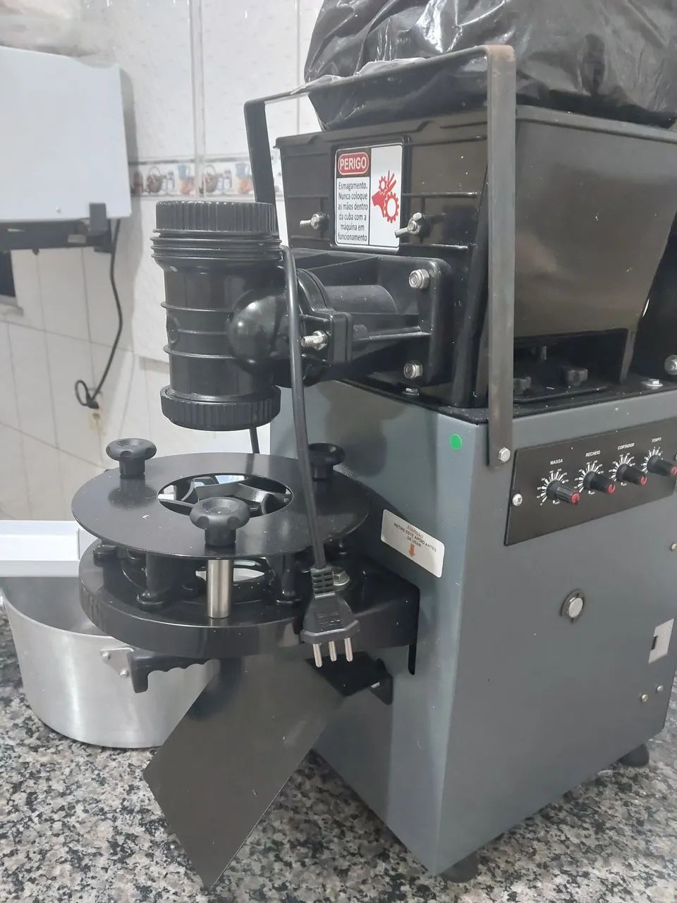 Masseira e Máquina de Salgados Novas - Nunca Usadas - Foto 2