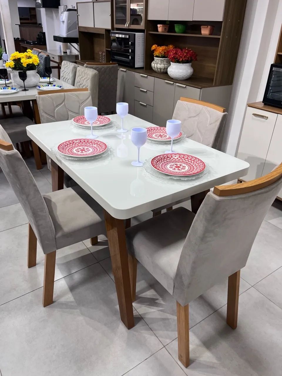 Mesa de Jantar Elegante com 4 Cadeiras Pronta Entrega 