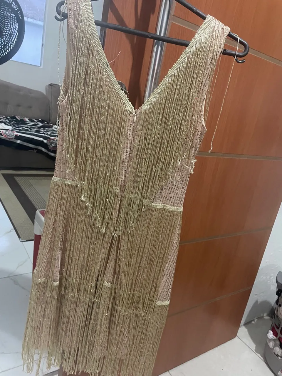 Vestido dourado com franjas