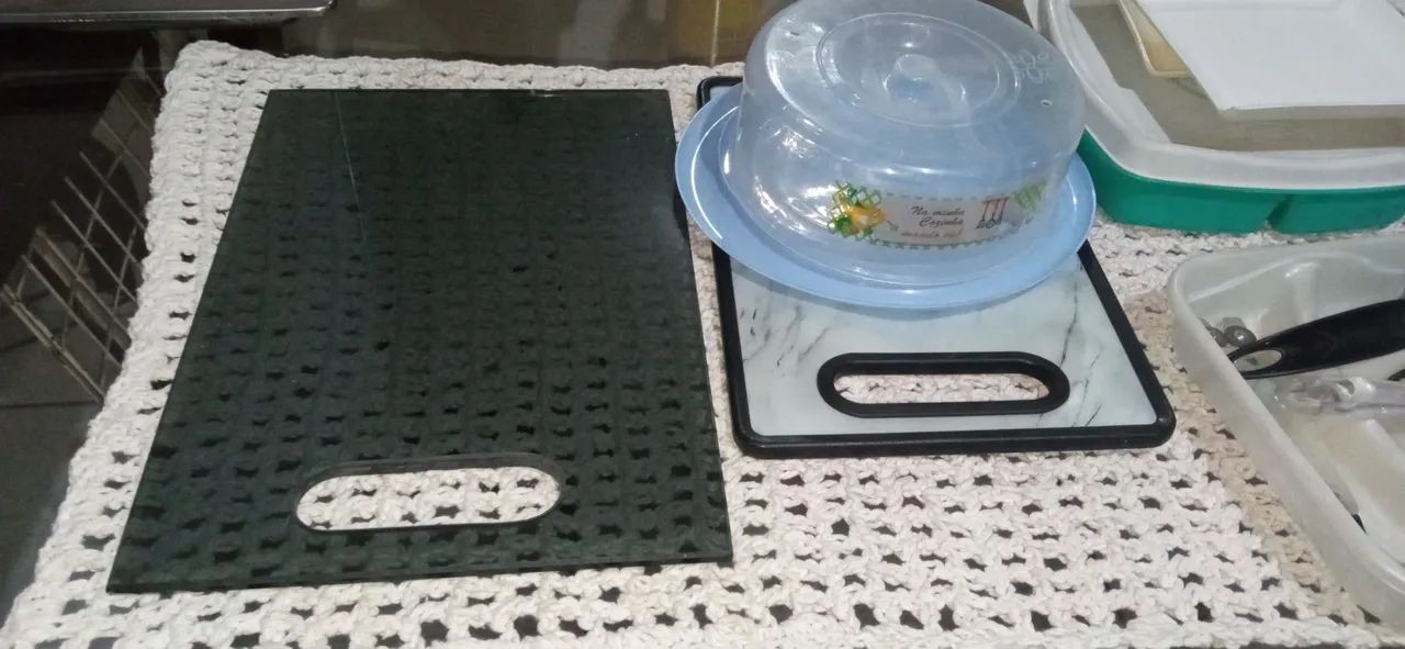 Variados utensílios de cozinha (vidro temperado de cortar carne) entre outros.