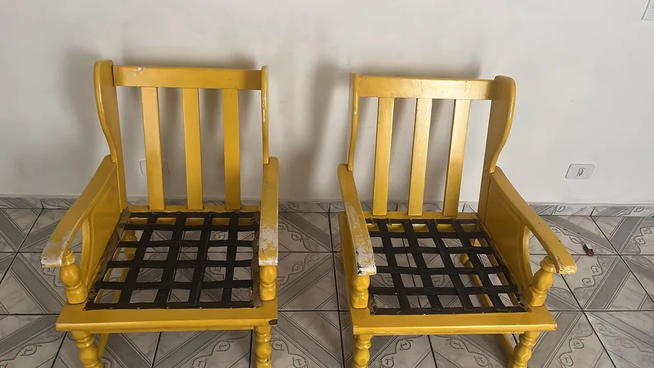 Poltronas Amarelas de Madeira - Estilo Clássico - Foto 5