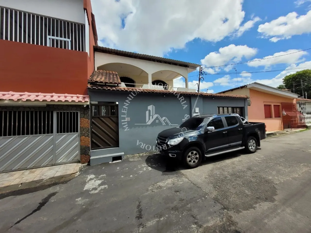 Casa Duplex Conj. Ouro Verde, Prox. ao Nova Era, 5 Dormitórios, sengo 02 Suítes -Manaus/AM