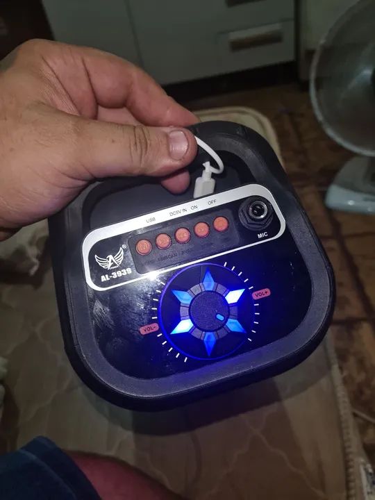 Caixa de Som Bluetooth Portátil com Design Moderno