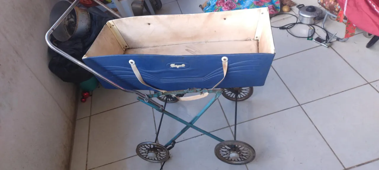 Carrinho de bebê antigo - Charmosa e vintage