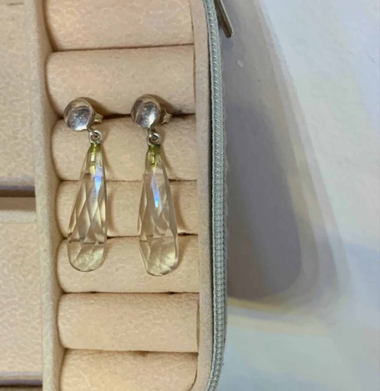 Conjunto de brincos e pingente folheado à prata com cristais naturais