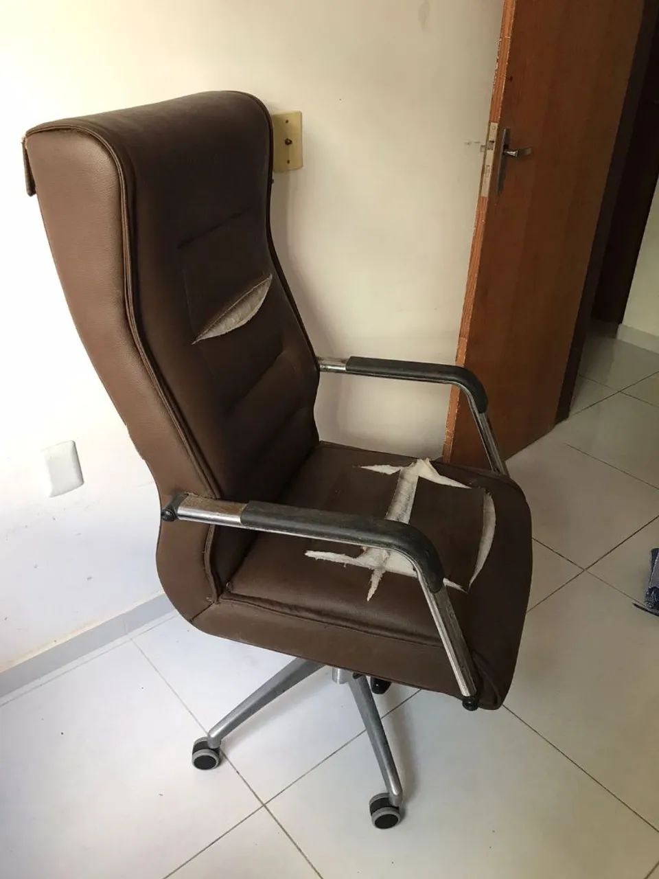 Cadeira Presidente Realli - Couro Marrom - Conforto e Elegância  (Necessita de Reparo) - Foto 2