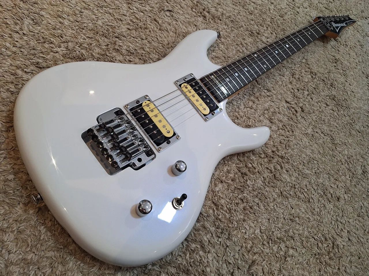 Ibanez JS100 WH Satriani シグネチャー H/S Magazine Luiza | Pra você é Magalu!