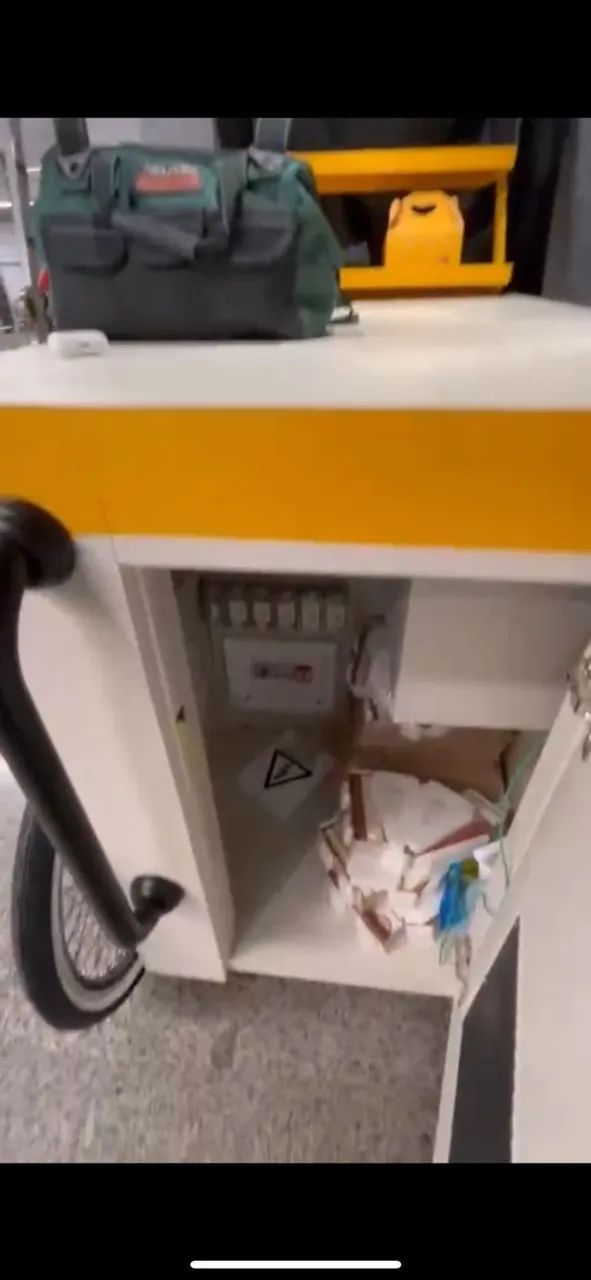 Carrinho e Totem em MDF de 15mm revestido em laminado Amarelo Novo Cromo Real L523 e Marfi - Foto 3