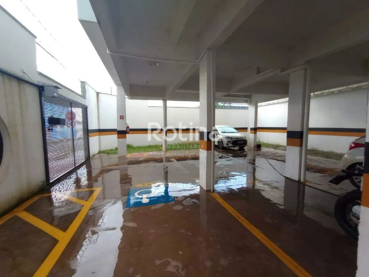 Apartamento para alugar, 3 quartos, Umuarama - Uberlândia/MG - Rotina Imobiliária - Foto 2