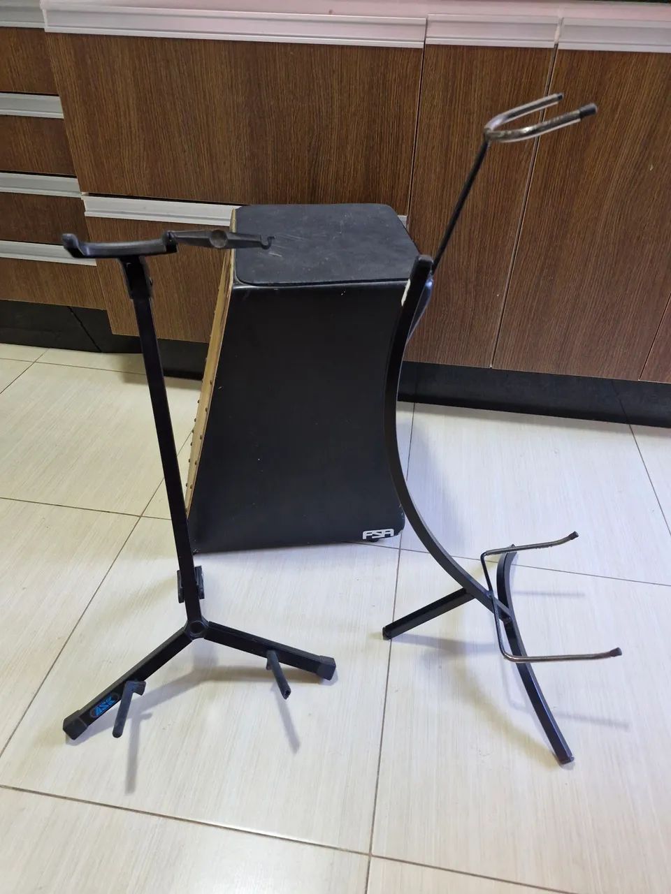 Cajon com 2 suportes para instrumentos - Foto 4