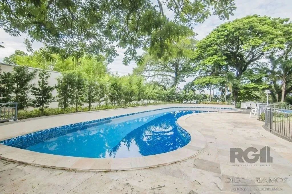 Apartamento com 2 dormitórios sendo 1 suíte, living 2 ambientes com sacada, banheiro socia
