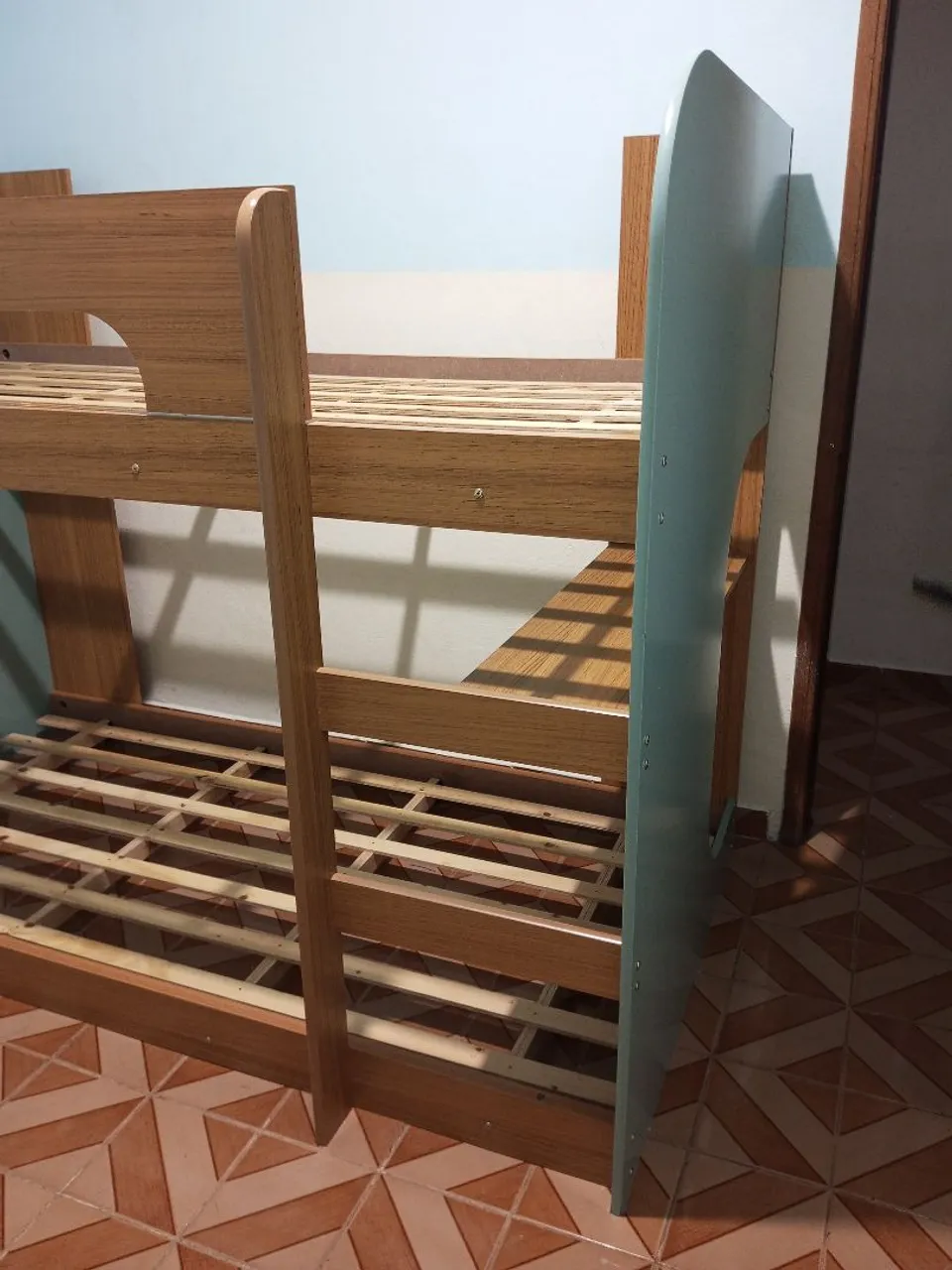 Beliche de madeira com designer moderno! Ótimo estado