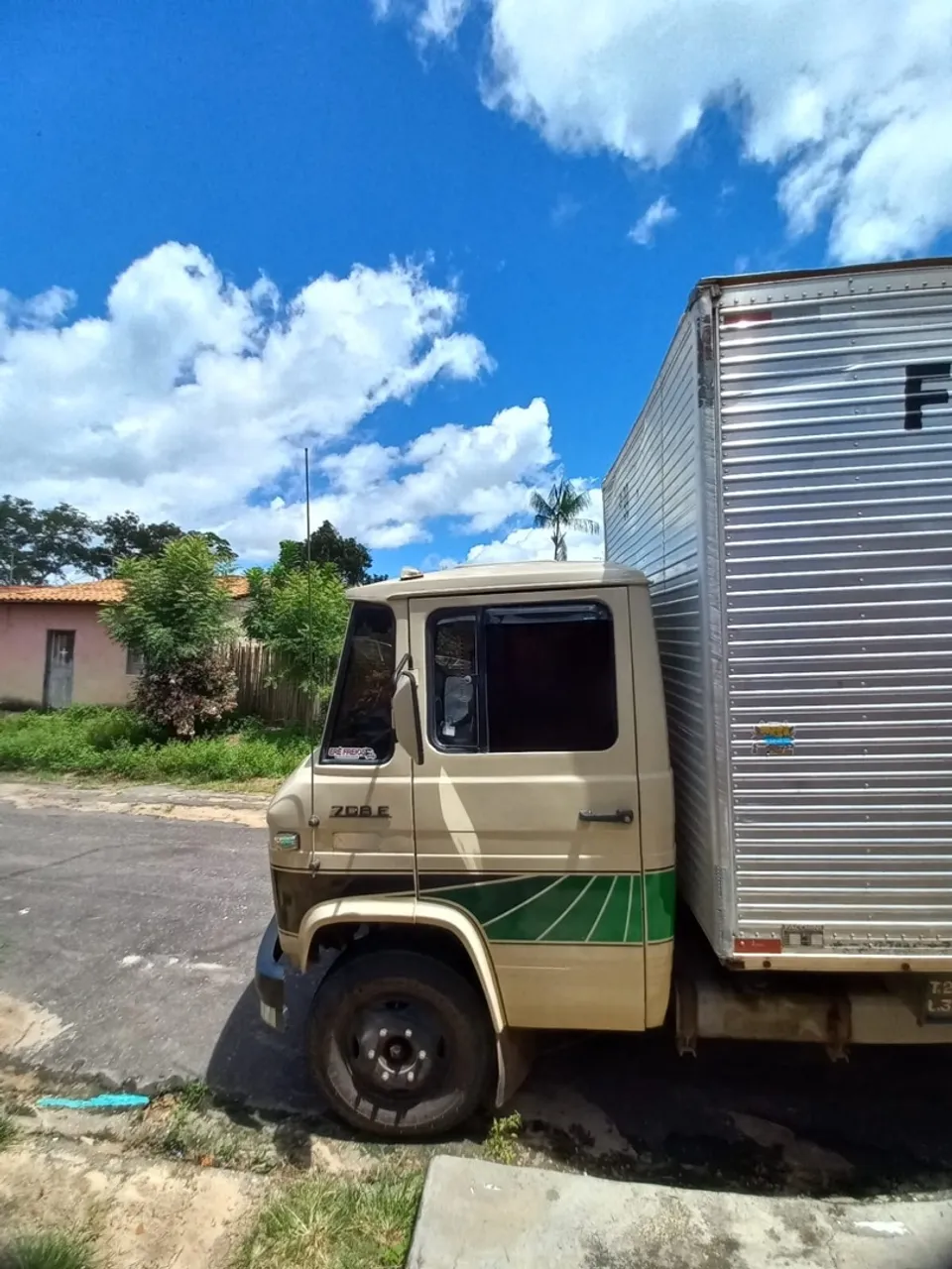 Caminhão Mercedes-Benz L708E
