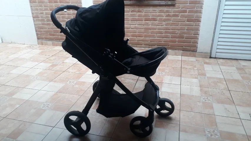 Carrinho de bebê com bebê conforto e base 