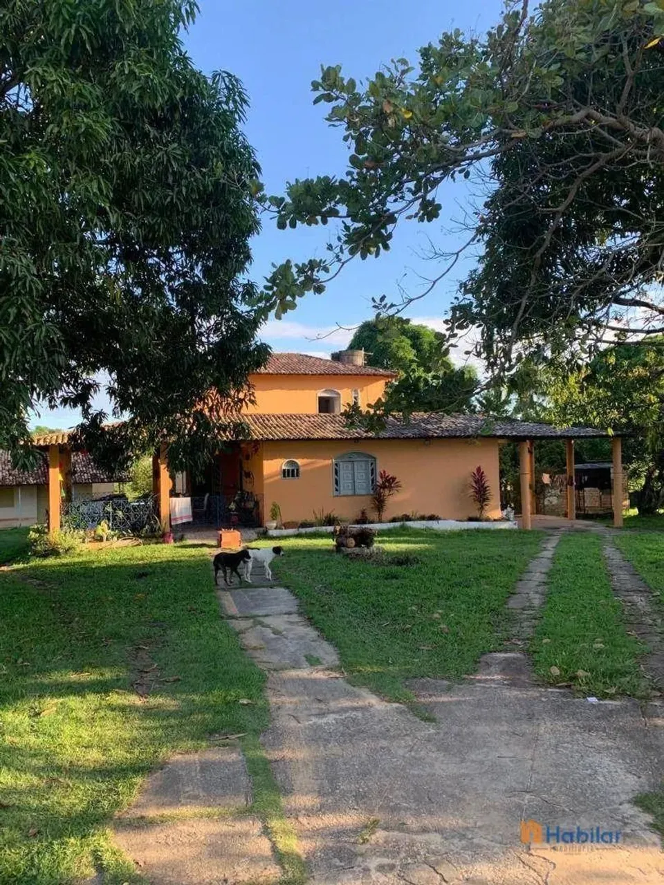 Chácara à venda com Piscina, no Parque dos Faróis. Casa grande e fruteiras.