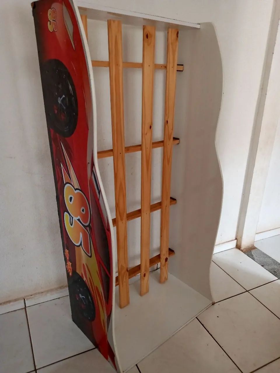 Cama infantil com grade de madeira