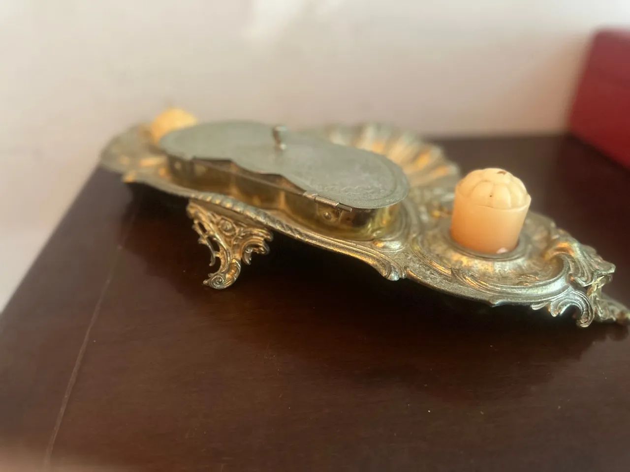 Porta-canetas antigo em madeira e metal dourado - Foto 3