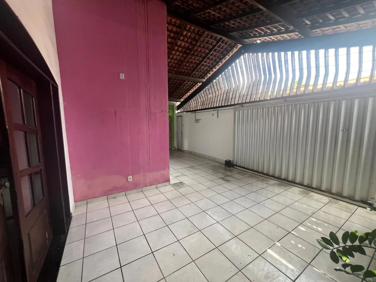 Casa ampla e ventilada - 2 quartos e 3 salas - Cohab