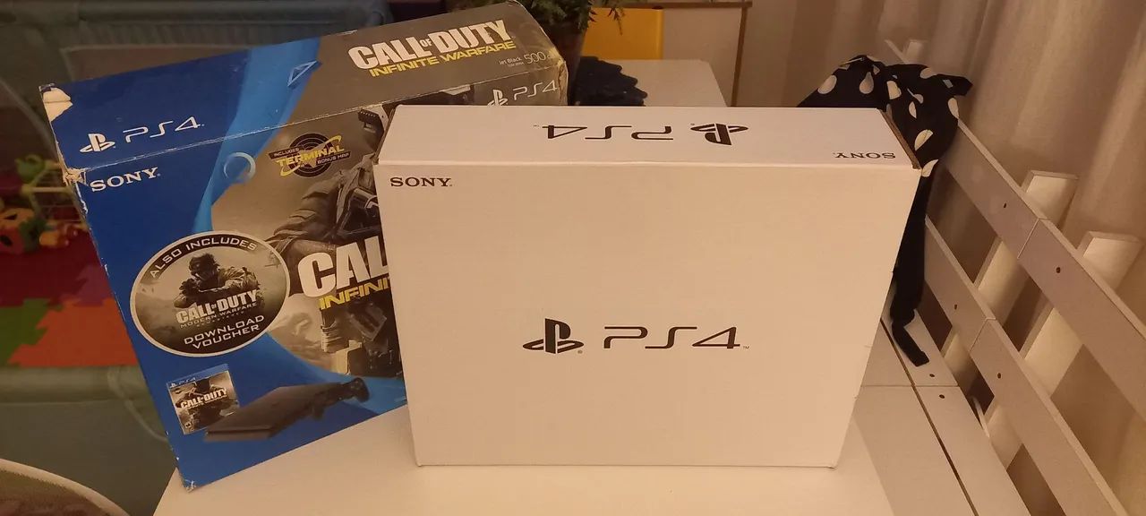 PS4 Slim 500GB + 2 controles + 7 jogos originais - ótimo estado