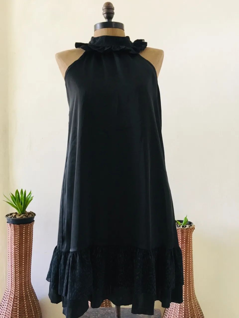 Vestido preto com gola alta - Foto 4