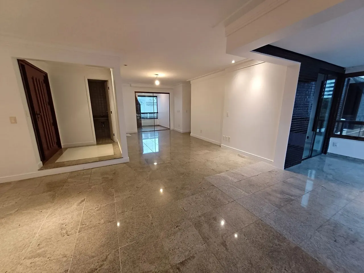 Aluguel no Pituba Ville com 4 quartos com closet e hidromassagem