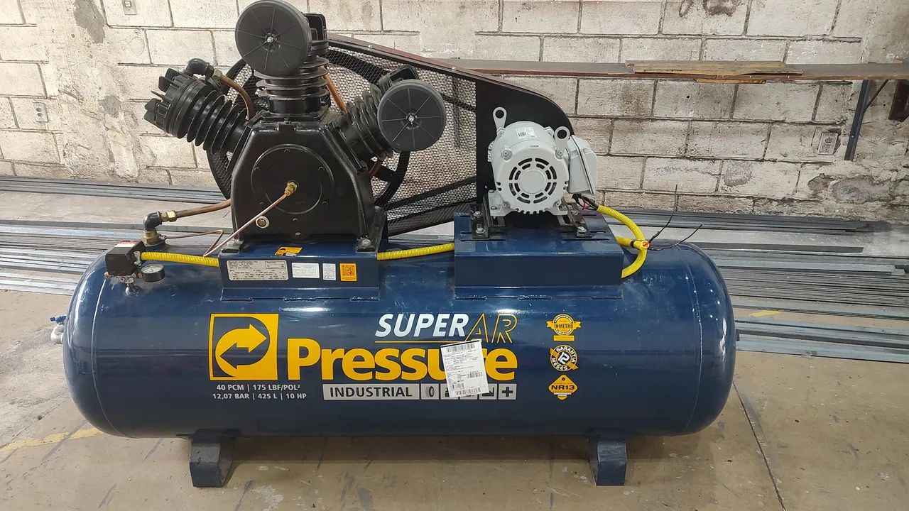 Selling 425L pressure compressor. 10HP. Three-phase. Semi-new, used for 3 months, price BRL 13,500