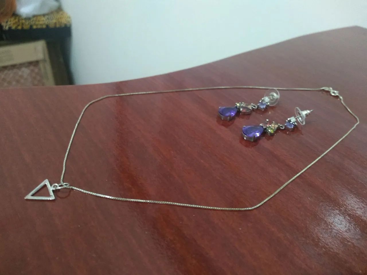 Conjunto de brincos e colar com pedras roxas - Foto 3