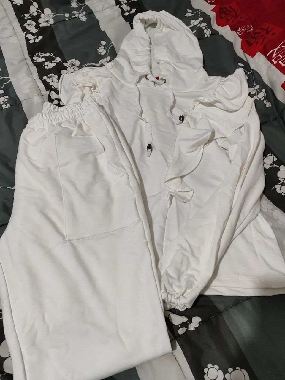 Conjunto de Moletom Branco com Detalhes em Renda - Foto 2
