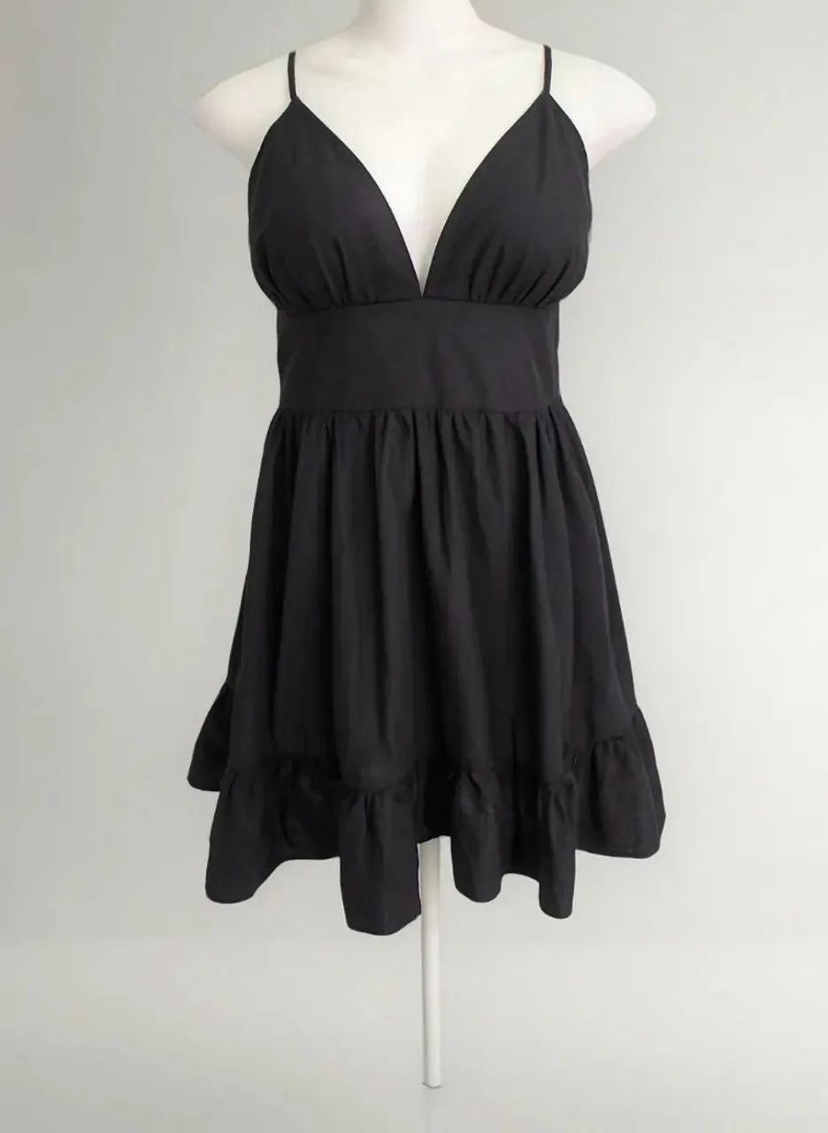 Vestido Preto com Decote em V e Babado