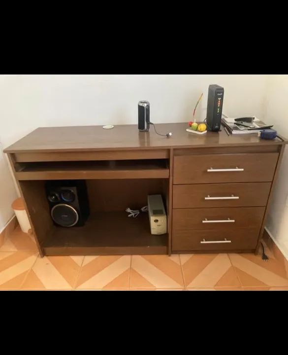 Mesa de Escritório em Madeira com Gavetas