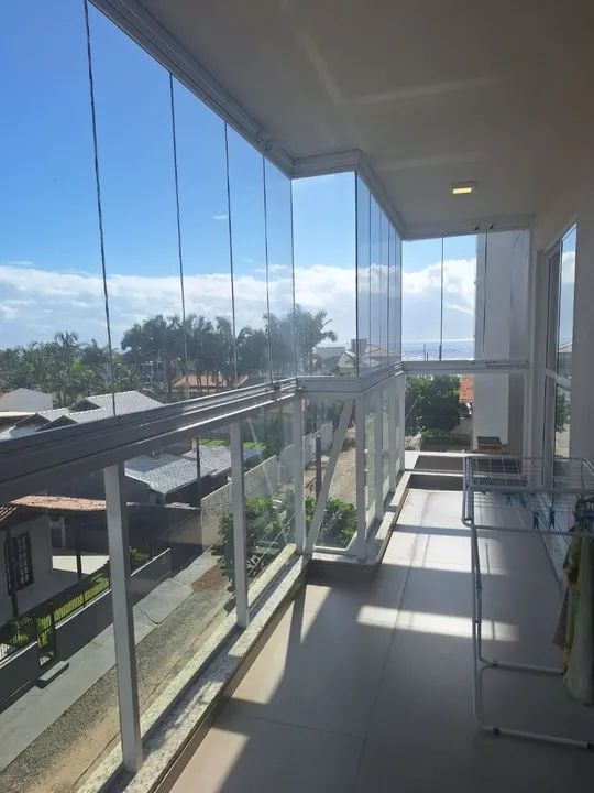 Apto quadra mar em Piçarras a 150m da praia com 1 suíte e 2 quartos - Foto 5