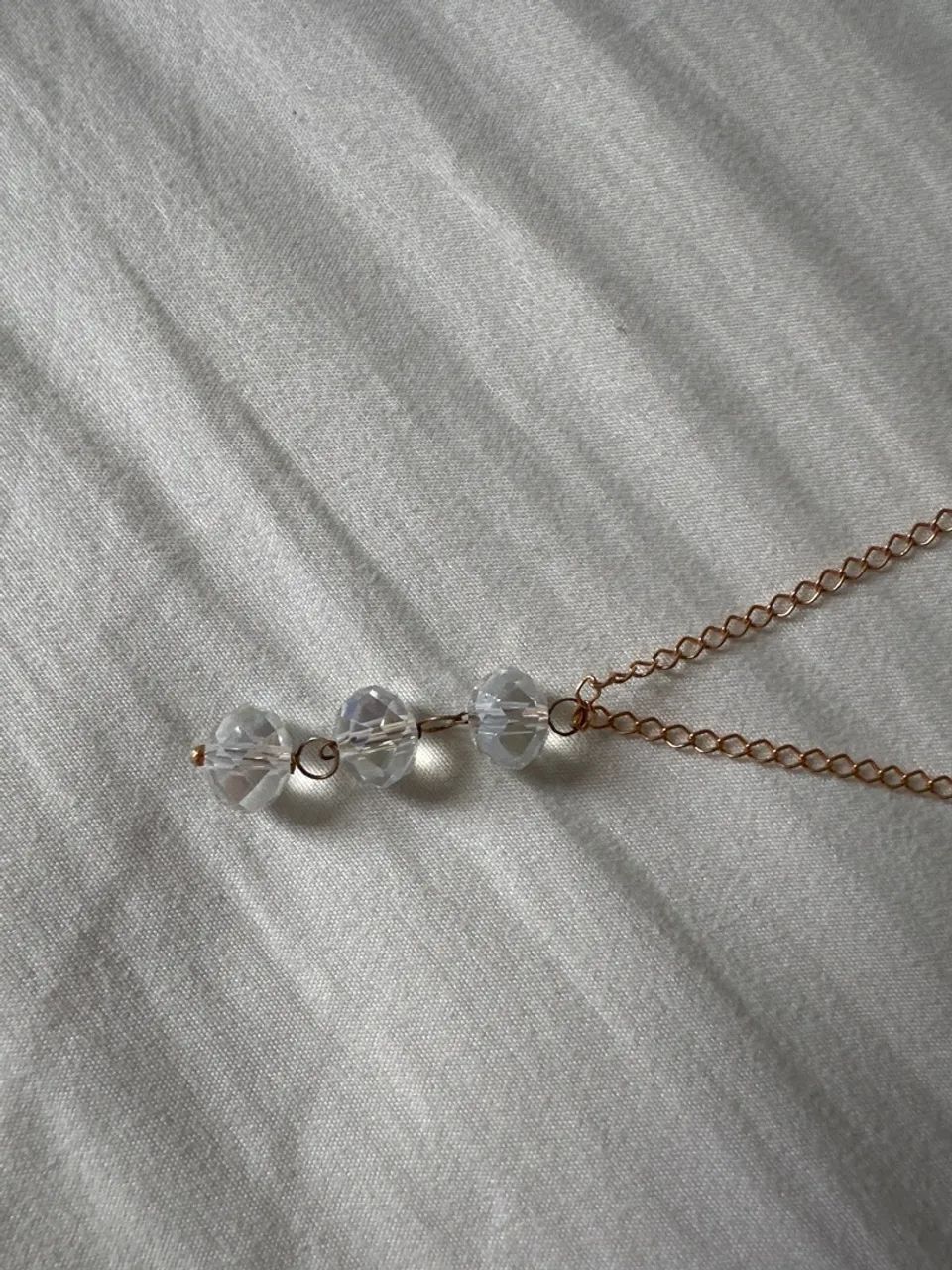 Colar dourado com 3 bolas de cristal  - Foto 2